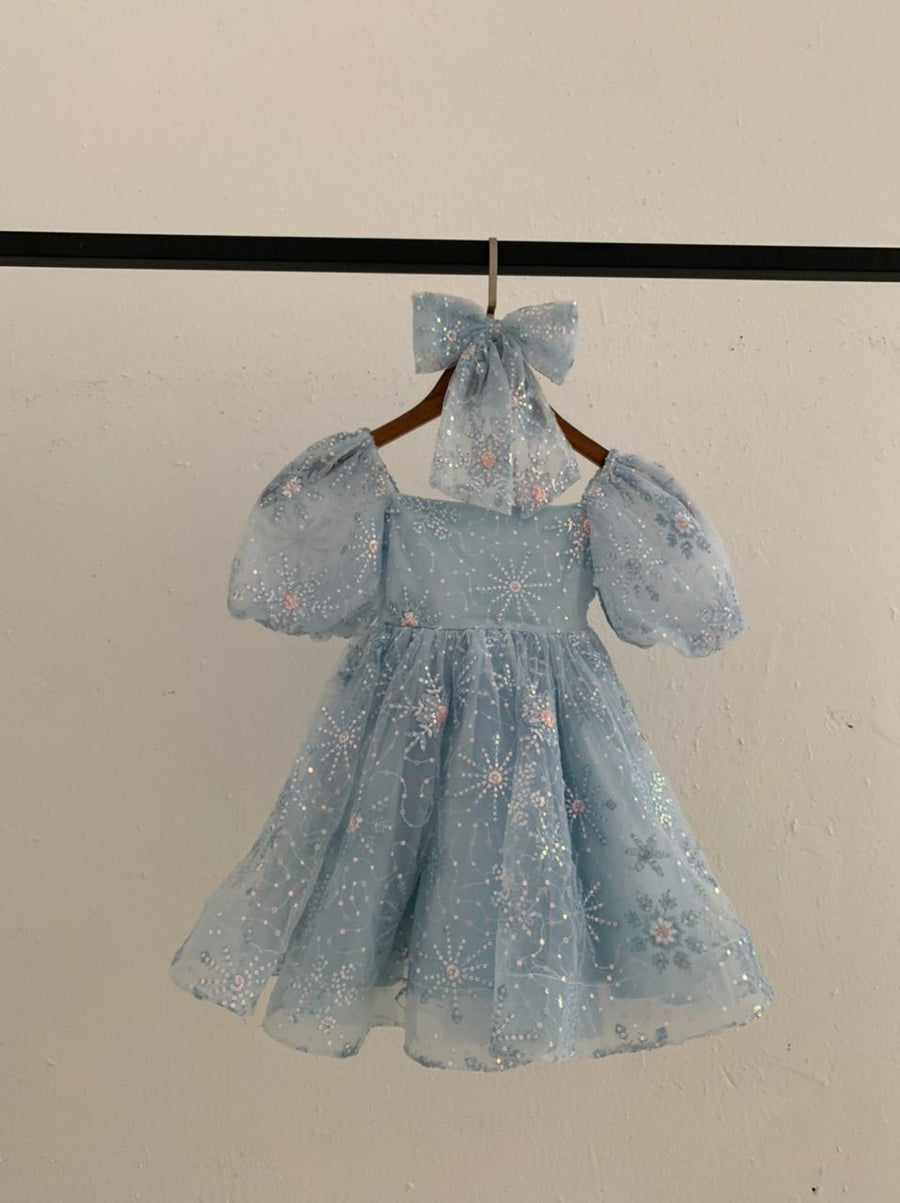 Luxuriöses handgefertigtes Kleid und Haarschleife der Schneeprinzessin (auf Bestellung gefertigt)