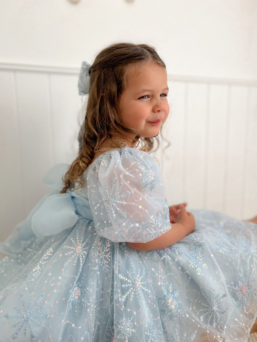 Luxuriöses handgefertigtes Kleid und Haarschleife der Schneeprinzessin (auf Bestellung gefertigt)