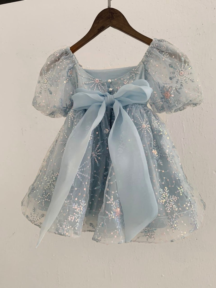 Luxuriöses handgefertigtes Kleid und Haarschleife der Schneeprinzessin (auf Bestellung gefertigt)